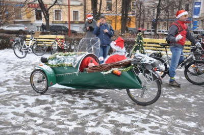 Чернівчани у костюмах Дідів Морозів влаштували велопробіг (ФОТО)