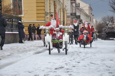 Чернівчани у костюмах Дідів Морозів влаштували велопробіг (ФОТО)