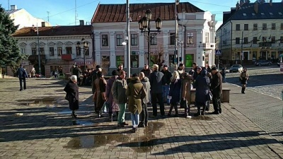 «Кава біля Шевченка»: у Чернівцях на акцію «Антиміхомайдану» зібрався понад десяток людей