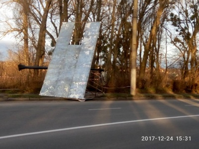 У Чернівцях комунальники демонтували зруйнований вітром білборд на вулиці Січових стрільців