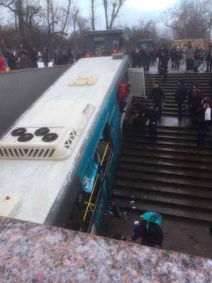 У Москві автобус в'їхав у підземний перехід. 5 осіб загинули (відео)