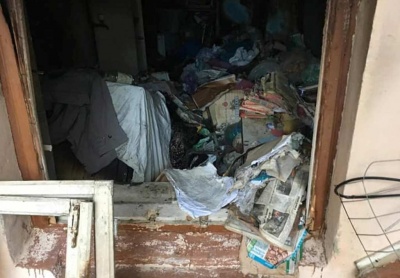 У Чернівцях інспекція з благоустрою ліквідувала сміттєзвалище, яке утворилося у квартирі місцевої мешканки (ФОТО)