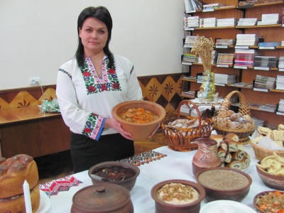 Квасоля з чорносливом і вареники з маком: у Чернівцях студенти представили страви, які готували на Святвечір їх прабабусі