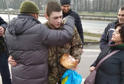 Тихо і без зайвого пафосу. В Чернівцях волонтери зустріли бійця Павла Юрбаша, який понад рік перебував у полоні на Донбасі