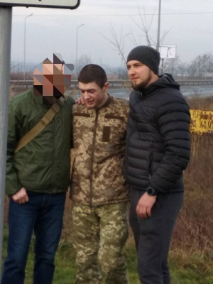 Тихо і без зайвого пафосу. В Чернівцях волонтери зустріли бійця Павла Юрбаша, який понад рік перебував у полоні на Донбасі