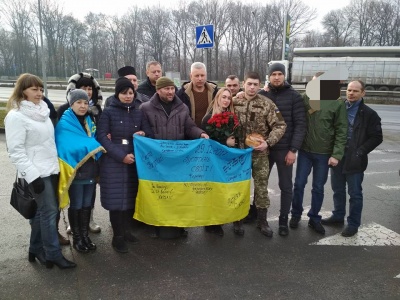 Тихо і без зайвого пафосу. В Чернівцях волонтери зустріли бійця Павла Юрбаша, який понад рік перебував у полоні на Донбасі