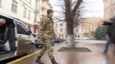 Тихо і без зайвого пафосу. В Чернівцях волонтери зустріли бійця Павла Юрбаша, який понад рік перебував у полоні на Донбасі