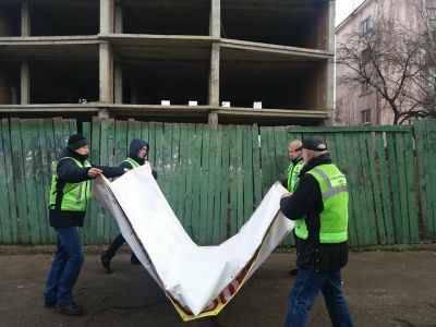 У Чернівцях інспекція з благоустрою демонтувала рекламну площину, яку встановили без дозволу на загорожі