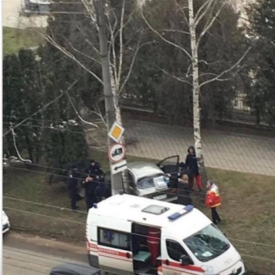 У Чернівцях «Ланос» врізався в березу на обочині вулиці: очевидці показали фото ДТП