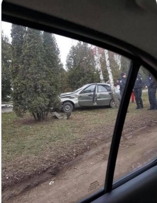 У Чернівцях «Ланос» врізався в березу на обочині вулиці: очевидці показали фото ДТП