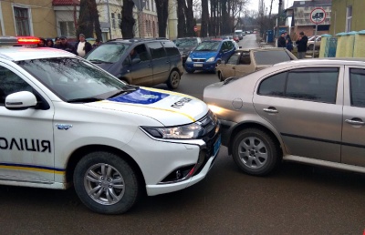 У Чернівецькій області службове авто поліції врізалось у легковик (ФОТО)