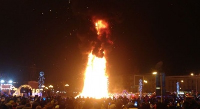 У новорічну ніч на Сахаліні згоріла 25-метрова ялинка