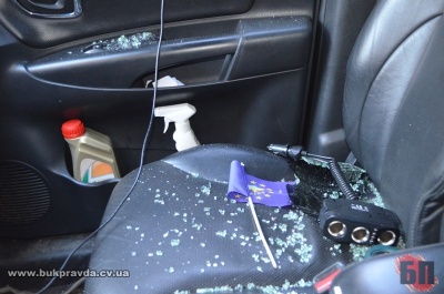 У Чернівцях невідомі пограбували авто, розбивши бокове скло