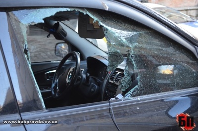 У Чернівцях невідомі пограбували авто, розбивши бокове скло