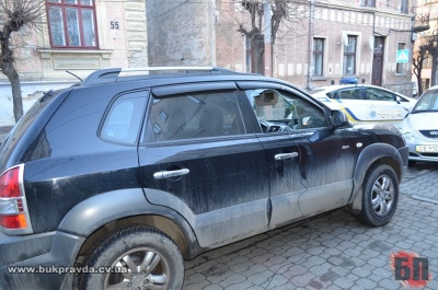 У Чернівцях невідомі пограбували авто, розбивши бокове скло