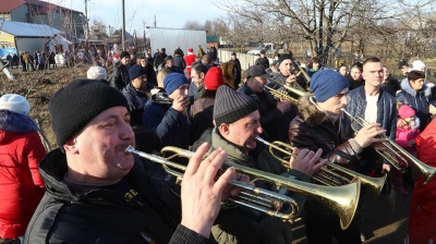 У селі на Буковині десятки маланкарів вийшли на вулиці з оркестром, щоб привітати людей з Новим роком