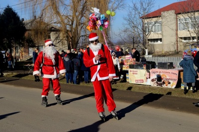 У селі на Буковині десятки маланкарів вийшли на вулиці з оркестром, щоб привітати людей з Новим роком