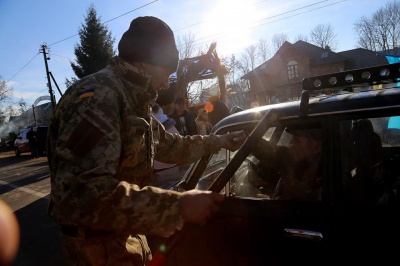 У селі на Буковині десятки маланкарів вийшли на вулиці з оркестром, щоб привітати людей з Новим роком