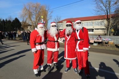 У селі на Буковині десятки маланкарів вийшли на вулиці з оркестром, щоб привітати людей з Новим роком