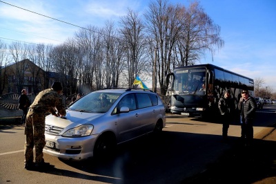 У селі на Буковині десятки маланкарів вийшли на вулиці з оркестром, щоб привітати людей з Новим роком