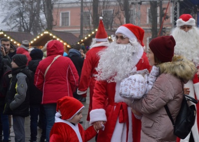 У Чернівцях під час флешмобу Дідів Морозів збирали кошти для сім’ї з хворими дітками (ФОТО)