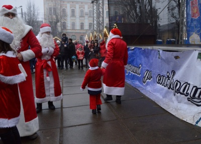 У Чернівцях під час флешмобу Дідів Морозів збирали кошти для сім’ї з хворими дітками (ФОТО)