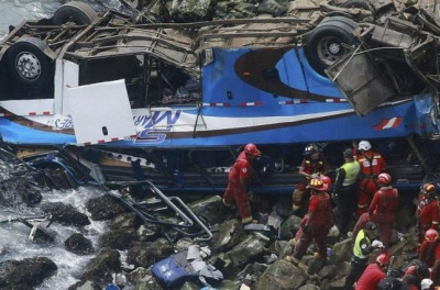 У Перу пасажирський автобус впав у прірву. Загинули 48 осіб