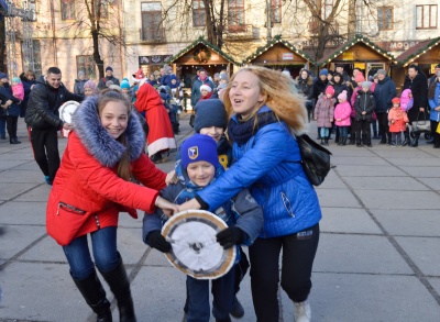 У Чернівцях на Соборній площі для дітей влаштували новорічні розваги (ФОТО)