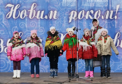 У Чернівцях дітлахів розважали новорічними хороводами на Соборній площі (ФОТО)