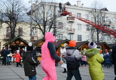 У Чернівцях дітлахів розважали новорічними хороводами на Соборній площі (ФОТО)