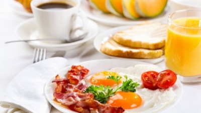 Вчені пояснили, чим шкідлива яєшня з беконом на сніданок