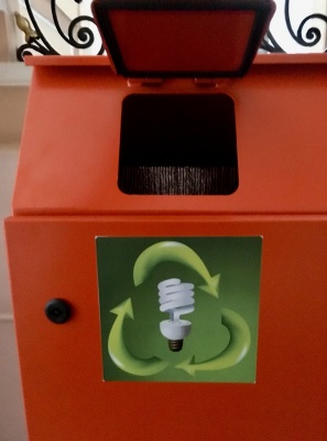 У мерії Чернівців запевнили, що нові еко-бокси для батарейок і ламп не несуть жодної небезпеки