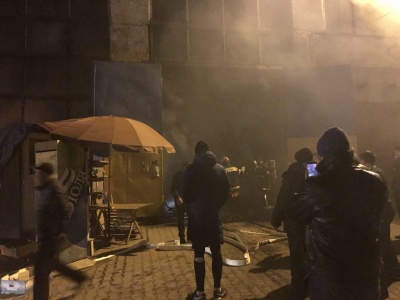 У Чернівцях горить ангар ринку на вулиці Зеленій (ФОТО)