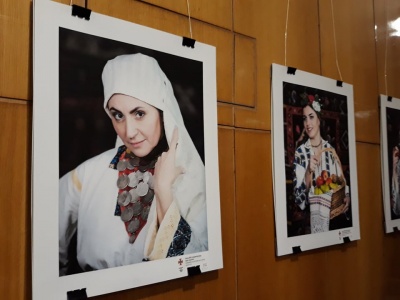 Рятувальниці в етно-костюмах: у Чернівцях презентували проект «Буковинський календар»