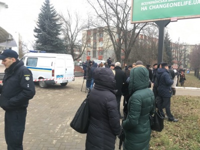 Вибух у податковій Чернівців: з приміщення евакуювали понад 100 працівників (ФОТО)
