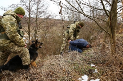 На кордоні на Буковині зі стріляниною затримали двох контрабандистів