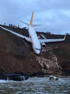 У Туреччині пасажирський літак з’їхав зі злітної смуги і ледь не впав у море