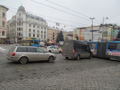 У центрі Чернівців уже перекрили рух для фестивалю маланок