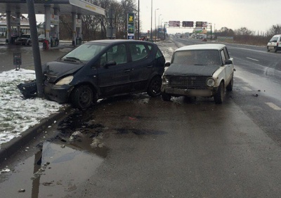 На Буковині «Жигулі» врізались у «Мерседес»: одну особу госпіталізували (ФОТО)