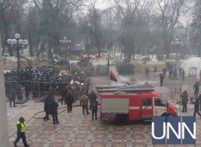 Під Верховною Радою палили шини і прапор Росії та билися з поліцією