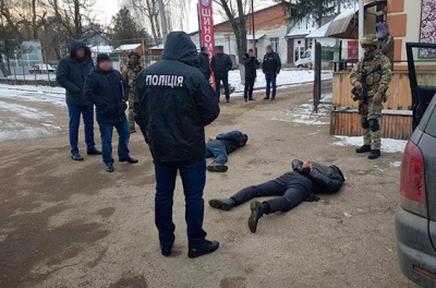 У Чернівцях поліція затримала групу рекетирів, які вимагали в чоловіка 20 тис євро