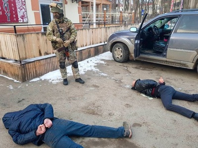 У Чернівцях поліція затримала групу рекетирів, які вимагали в чоловіка 20 тис євро