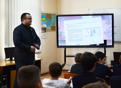 Школи Чернівців отримали 13 надсучасних мультибордів для навчання (ФОТО)