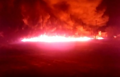 У Росії пожежа на нафтопроводі перекинулася на житлові будинки 