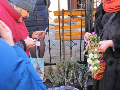 Чернівчани стають у чергу за свяченою водою (ФОТО)