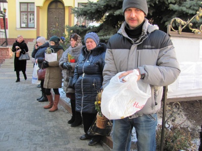 Чернівчани стають у чергу за свяченою водою (ФОТО)