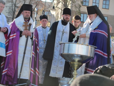 У Чернівцях кілька сотень жителів освятили воду на площі Пресвятої Марії (ФОТО)