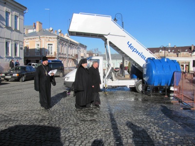 У Чернівцях кілька сотень жителів освятили воду на площі Пресвятої Марії (ФОТО)