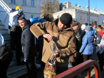 У Чернівцях кілька сотень жителів освятили воду на площі Пресвятої Марії (ФОТО)