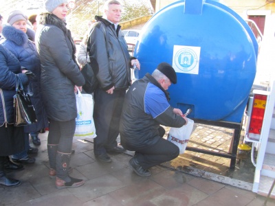 У Чернівцях кілька сотень жителів освятили воду на площі Пресвятої Марії (ФОТО)